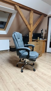 di volio kancelářská židle Baldo, ergonomická, tmavě šedá, 150 kg, výškově nastavitelný sedák, podnožka, integrovaná opěrka hlavy, PVC, PP, ocel, PU, tkanina, DV-088OC Fotografie od zákazníka č. 1