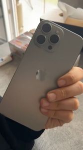 Apple iPhone 16 Pro Max , 17,5 cm (6.9"), 2868 x 1320 Pixel, 512 GB, 48 MP, iOS 18, Sand Kunden-Foto 2