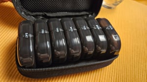 Tablettenbox für 7 Tage, morgens/abends - 2-Fächer-Medikamentenbox mit tragbarer Stofftasche und Reißverschluss Kunden-Foto 1