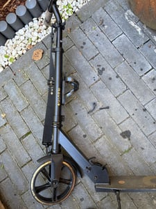 MOVINO INFINITY Scooter, Kinderroller 3,5 kg, 200-mm-Räder, 5–14 Jahre (Schwarz-Gold) Kunden-Foto 1