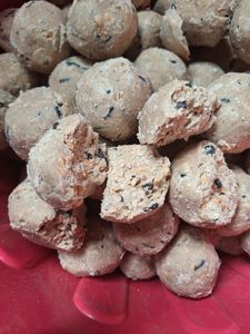 Futterbauer Meisenknödel 200 Stück ohne Netz, Hochwertige Meisenknödel für Wildvögel, ca. 90 g je Knödel, mit Vitaminen & Fetten Kunden-Foto 7