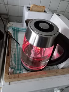 Aigostar Wasserkocher mit Temperatureinstellung 1.7L Glas mit LED 2200W, 2 in 1 Teekocher, Edelstahl Teesieb, 60-100℃ Wahl, 120 Min Warmhaltefunktion Kunden-Foto 1