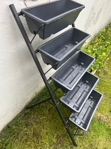COSTWAY 5-stupňový vertikálny záhon, vertikálny záhon s 5 kvetinovými kvetináčmi a odtokovými otvormi, voľne stojaci vertikálny záhon, kvetinové schodisko 57 x 71 x 115 cm, červená Fotografia od zákazníka č. 2