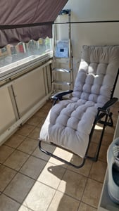 tillvex® Liegestuhl klappbar bis 200 kg Anthrazit | Sonnenliege wetterfest für Balkon, Garten & Terrasse | Outdoor Liege verstellbar mit dickem Polster | Relaxliege mit Nackenkissen, Getränkehalter & Auflage Kunden-Foto 5