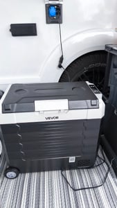 Chladicí box VEVOR s kompresorem 12/24 V DC, 100–240 V AC, automobilová lednička o objemu 35 l s ovládáním přes aplikaci, kolečky a 2 teplotními zónami (-20 °C až 20 °C), přenosná chladnička pro karavany, lodě, kempování a rybaření Fotografie od zákazníka č. 1