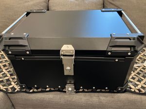Top Case 65L Motorradkoffer aus Aluminiumlegierung, wasserdicht stoßdämpfend, Doppelverriegelungsdesign, mit 2 Schlüsseln, eflektierender Aufkleber Kunden-Foto 1