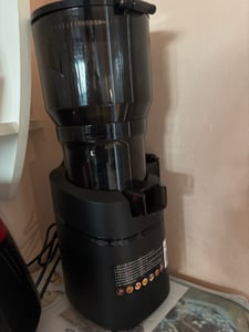 AMZCHEF Entsafter 250W, 150MM Öffnung, 2,5L Entsafter für Gemüse und Obst, Entsafter Slow Juicer mit Dreifachem Filter, Schwarz Kunden-Foto 7