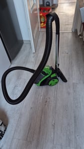 EINFEBEN Staubsauger ohne Beutel, 3,0L Staubbehaelter, inkl. Zusatzduesen, Effizienter HEPA-Filter, 900 Watt Bodenstaubsauger Beutellos fuer Hart- und Teppichboeden Kunden-Foto 1