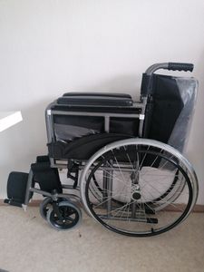 Clinicalfy Fauteuil roulant pliable Léger Àmanuelle Assise de 44 cm Fauteuil roulant Noir Valencia Photo du client 1