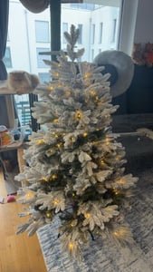 COSTWAY Albero di Natale artificiale 135 cm, albero di Natale 688 punte di rami misti con neve, 200 LED bianchi caldi, albero di Natale, bianco verde Foto del cliente 1