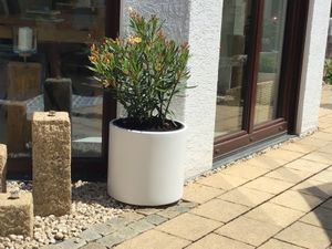 Fioriera elegante con superficie liscia e base conica rialzata - Disponibile in più colori Foto del cliente 5