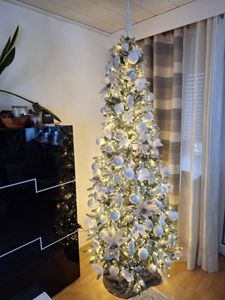 Yorbay 210cm Künstlicher Weihnachtsbaum Slim mit Beleuchtung LED Tannenbaum für Weihnachten-Dekoration, Schneebeflockt, Schmal, Weiß Kunden-Foto 9