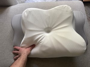 Linomag® ortopedický polštář na krk, paměťová pěna, pratelný potah, opěrka krku, ramen a paží, bílá/světle šedá, 62 x 38 x 9–13 cm Fotografie od zákazníka č. 5