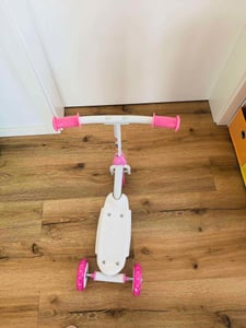 COSTWAY: Patinete infantil de tres ruedas con ruedas LED, patinete con plataforma para apoyar los pies, capacidad de carga de 20 kg, patinete ligero para niños y niñas a partir de 2 años Foto del cliente 3