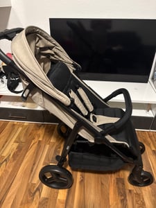 Novi Grande Go Buggy – ab Geburt bis 22 kg – XL-Sonnenverdeck – 5-Punkt-Gurt – komfortabel & kompakt - Sand Kunden-Foto 1