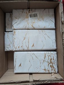 Verpackung ohne Beschriftung und Zutatenliste