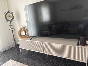 BEAUTYSOFA | TV-Schrank NOTO 200 cm Kaschmir, Fernseherschrank mit 4 Türen, offene Ablage und geriffelten Fronten, Push-to-Open-System Kunden-Foto 2
