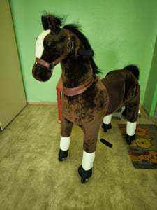 Vrooomy Pferd auf Rollen Kinder Reittier Groß (6–9 Jahre) – Mechanisches Reitpferd mit Galoppfunktion & Lenkung – Plüsch Reittier Indoor & Outdoor – Braun Kunden-Foto 1