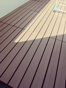 ECD Germany Piastrelle per terrazze in WPC, 60x30 cm, set economico da 30 pezzi per 5m², marrone scuro effetto legno, per pavimentazione di balconi da giardino con sistema di drenaggio e incastro Foto del cliente 1