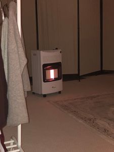 TRESKO® 4200 Watt Gasheizer Anthrazit inkl. Gasdruckregler Gasschlauch + Abdeckung | Gasofen Gasheizofen Keramik mit 3 Stufen | Infrarot Gasheizgerät Heizstrahler für Butan- oder Propangasflaschen bis 15 kg Kunden-Foto 1