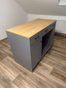 MODFU Isola da cucina con cassetto, mobile da cucina con portaspezie e area per animali domestici, tavolo da pranzo Carrello da cucina pet-friendly, grigio legno Foto del cliente 2