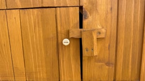 Armadio da giardino in legno COSTWAY, casetta da giardino con porta a battente chiudibile a chiave, ripiani rimovibili, tavolino laterale ribaltabile, tetto in asfalto e ganci Foto del cliente 2