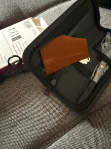 Uniq - Kit de ciseaux de coiffure professionnels, 4 pièces, comprenant des ciseaux de coiffure, des ciseaux à effiler, un peigne et un étui noir Photo du client 1