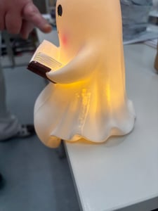 Halloween Geisterstatue Nachtlicht,Niedliche Bücher Geisterleselampe,Halloween-Dekoration,3D-LED-Nachtlicht für Schlafzimmer,Party,Regal (Groß-21cm) Kunden-Foto 13