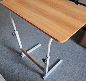 Verstellbarer, tragbarer Arbeitstisch aus Holz mit Rollen, höhenverstellbar bis 90 cm, vielseitig einsetzbar - EVOSTUL Kunden-Foto 3