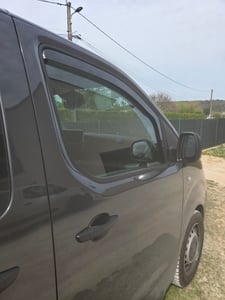J&J AUTOMOTIVE | GP Windabweiser Für Duster 3 ab 2024 4-tlg, GP Regenabweiser, Schwarz, Getönt, Aerodynamisch, Einfache Montage, Befeistigung mit Clips Kunden-Foto 1