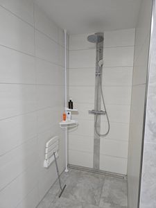 Duschablage Duschregal, höhenverstellbar, 95-300cm, 4 Ablagen, 3 Haken Kunden-Foto 5