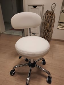 TRESKO® Stolička na kolieskach s operadlom 150 kg Biela | Pracovná stolička s nastaviteľnou výškou 46-58 cm | Otočná stolička s kolieskami | Kancelárska stolička Otočná stolička Kozmetická stolička Fotografia od zákazníka č. 1