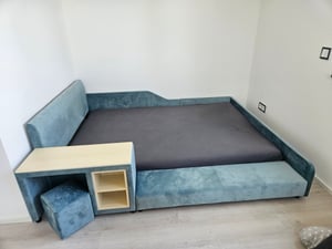 Flieks Polsterbett Kinderbett 140x200cm mit Schreibtisch und Hocker, Bodenbett Doppelbett mit Rausfallschutz, Holzbett mit Lattenrost, Samt, Blau Kunden-Foto 1
