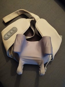 Nacken-Massagegerät mit Wärmefunktion 4 Massageköpfe Kabelloses Shiatsu Nacken- und Schulter-Massagegerät Kunden-Foto 1