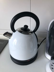 Grafner Retro Wasserkocher 2200 Watt, 1,8 Liter, Edelstahl-Korpus, Wunschfarbe, entnehmbarer Kalkfilter, kabellos, Überhitzungsschutz, BPA-Frei, Cool-Touch, Wasserstandsanzeige (Weiß) Kunden-Foto 1