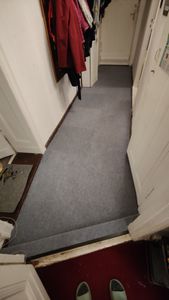VEVOR Teppichfliesen zum Abziehen und Aufkleben, 61 x 61 cm, selbstklebende Teppichbodenfliesen, weich gepolsterte Teppichfliesen, DIY-Installation für Schlafzimmer, Wohnzimmer, (9 Stk., Hellgrau) Kunden-Foto 1
