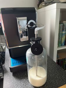 Tchibo Milchkaraffe, passgenau für Kaffeevollautomat Esperto Pro, Milchbehälter für 600ml Milch, spülmaschinengeeignet, inklusive Reinigungsbürste, Glas Kunden-Foto 1