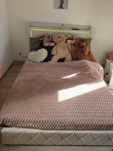 Čalouněná postel Fortuna Lai 90x200 cm s čelem a 2 zásuvkami, USB, LED osvětlení, funkční postel ze sametové látky s lamelovým roštem pro dospělé a mládež Fotografie od zákazníka č. 1