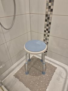TWOLIIN Toilettenstuhl Höhenverstellbar WC-Stuhl Nachtstuhl Dusch Antirutschenden mit Toiletteneimer für Behinderte Person, ältere Menschen Kunden-Foto 3