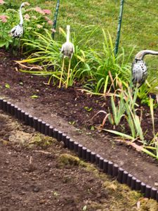 LZQ 20 Stück Palisade Rasenkante 5,6m Kunststoff Gartenpalisade Beetumrandung Beeteinfassung Holzoptik Garden Border Beetzaun, Anthrazit Kunden-Foto 2