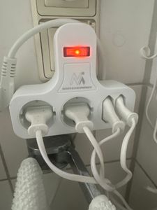 Maclean Steckdose Vierfach mit Ein/Aus-Schalter Stabilisierungsfuß Schuko-Typ 2x2,5A 2x16A MCE224 Kunden-Foto 2