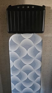 STAUS&BACH Planche à repasser L - pour centrale vapeur - 122 x 38 cm - Repose-linge pliable inclus - Hauteur réglable de 76 à 93,5 cm - Avec support pour centrale vapeur - Gris foncé - Ironiq Pro Photo du client 1
