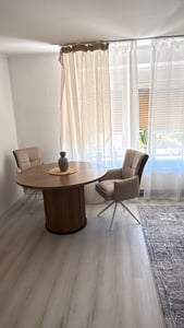 Tribesigns eettafel voor 4-6 personen, 120 cm, moderne ronde keukentafel met een geribbeld, rond voetstuk. Houten landelijke eettafel voor eetkamer of keuken, bruin Klantenfoto 1