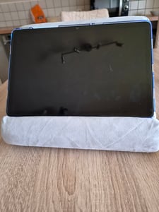 Grundig Tablet Cushion - Tablet-Halterung mit Seitentasche - Grau Kunden-Foto 2