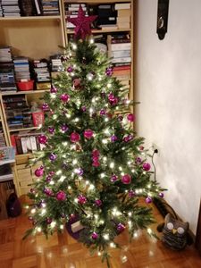 Yorbay künstlicher Weihnachtsbaum Nordmanntanne mit Beleuchtung LED Tannenbaum mit Holzständer für Weihnachten-Dekoration, aus PE und PVC, Mehrweg (210cm) Kunden-Foto 1