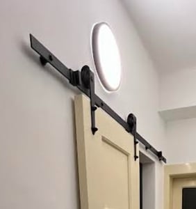 Sistema di porte scorrevoli Wiltec, lunghezza 183 cm, fino a 90 kg, 35-40 mm, porta scorrevole in ferro come divisorio per ambienti, porta per armadi, per nicchie e passaggi, nero Foto del cliente 2
