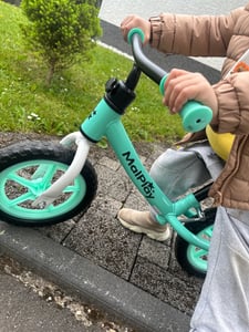 Malplay Bicicletta senza pedali per bambini Eva con ruote da 12 pollici, dai 2 anni in su, turchese e bianco Foto del cliente 1