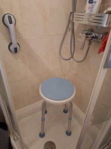 UISEBRT Sprchová stolička Kúpeľňová stolička 360° otočná nastaviteľná výška proti skĺznutiu so sprchovacím zariadením Grab Bar Chair + Grab Bar Fotografia od zákazníka č. 2