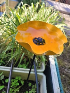 Vogeltränke Garten Metall, Bienen Tränke mit Erdspieß, rostfrei & frostbeständig, dekorative Gartenskulptur für Vögel, Bienen & Schmetterlinge Kunden-Foto 2