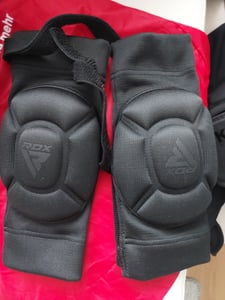 RDX Knieschoner für MMA Kickboxen und Muay Thai Training, Schaumstoff Gepolsterte Unterstützung Kniestütze Guard, Kampfsport Grappling Schutzkleidung Käfig BJJ Karate Volleyball Wrestling Kunden-Foto 1